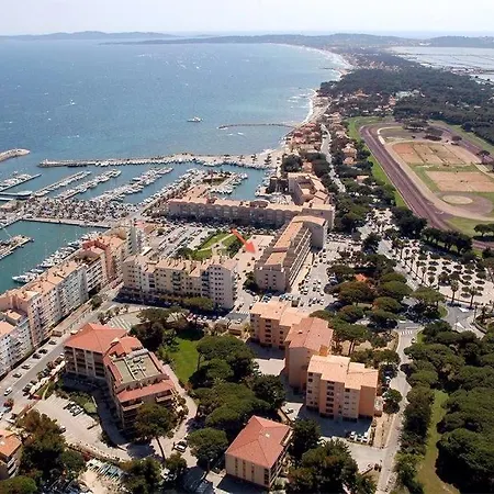 Hébergement de vacances Holidays *